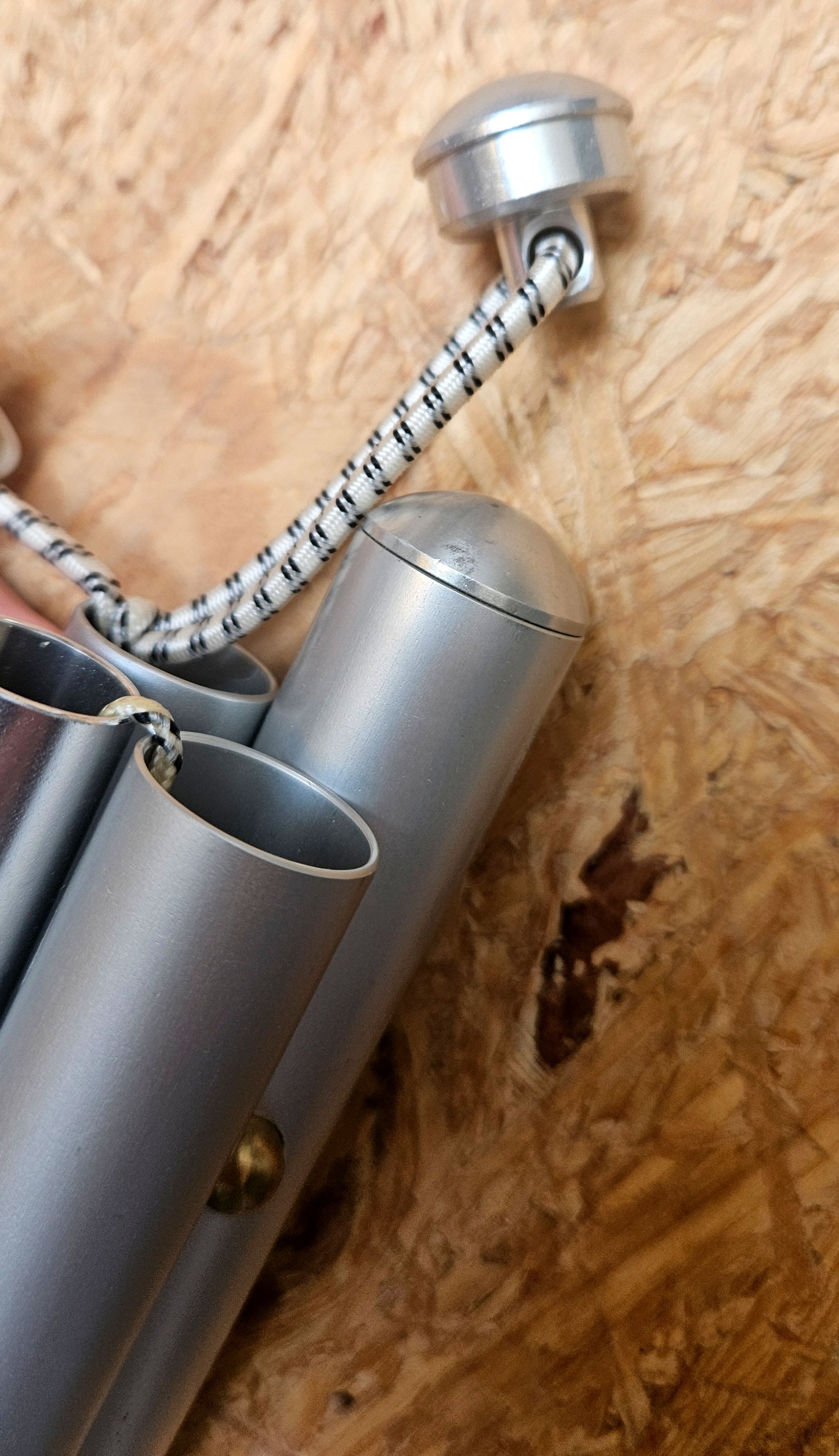 Endstück einer Tarpstange herausgezogen mit verknotetem Gummiseil